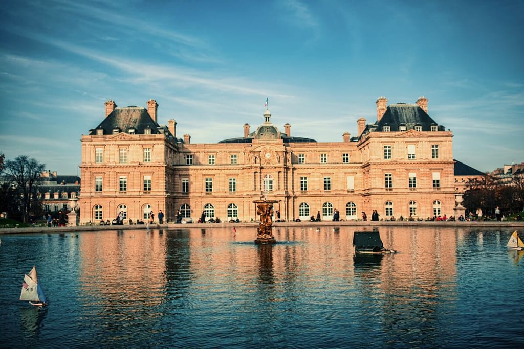 A large building with a fountain in front of it.